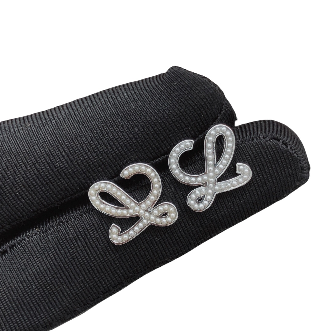 LWE007 Loewi Pearl Embellished L letter Stud Earrings In Metal - ccjewelryacc