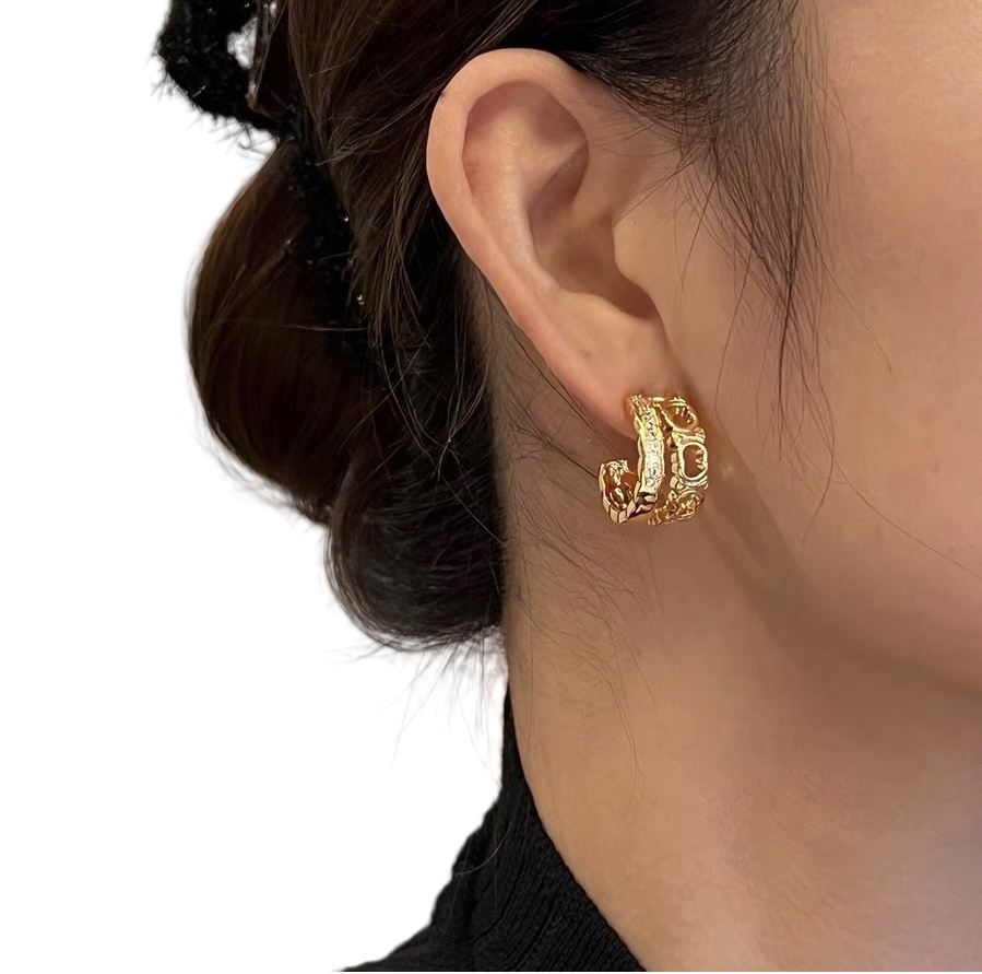 CLE026 Triomphe hook earring in metal and crystal - ccjewelryacc