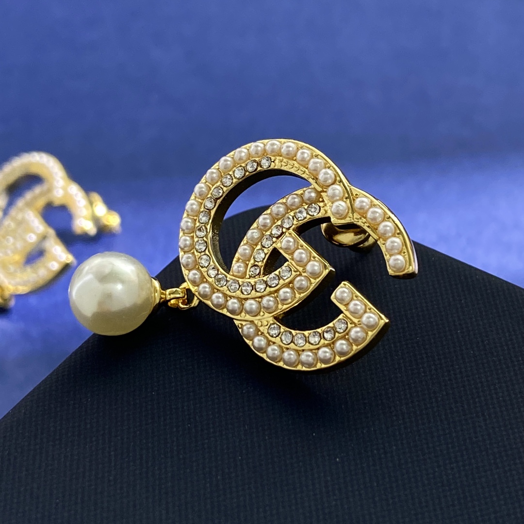 GGE092 Pearl and crystal GG logo with pearl drop earring - ccjewelryacc