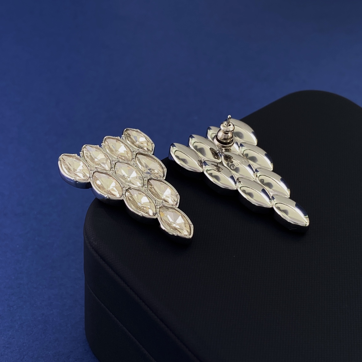 GGE086 GG Zircon rhinestones Inverted triangle stud earring - ccjewelryacc