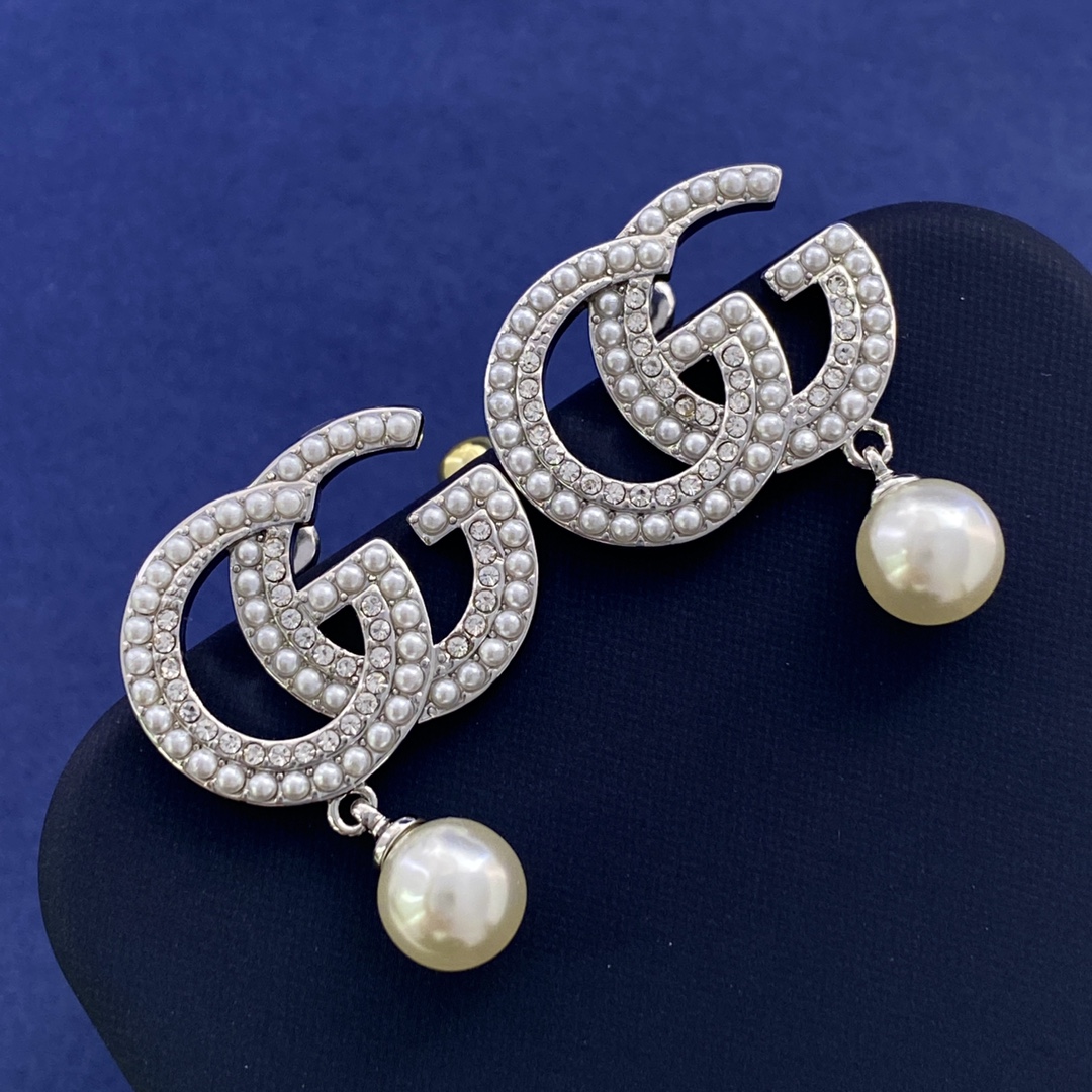 GGE092 Pearl and crystal GG logo with pearl drop earring - ccjewelryacc