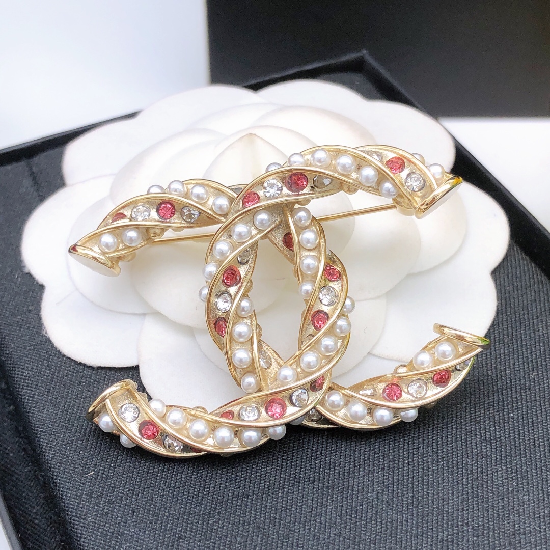 BCB230 Twist CC logo brooch pin in metal and crystal pearls - ccjewelryacc