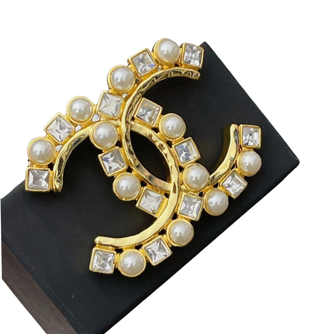 BCB101 Pearls and rhinestone CC logo brooch Pin - ccjewelryacc