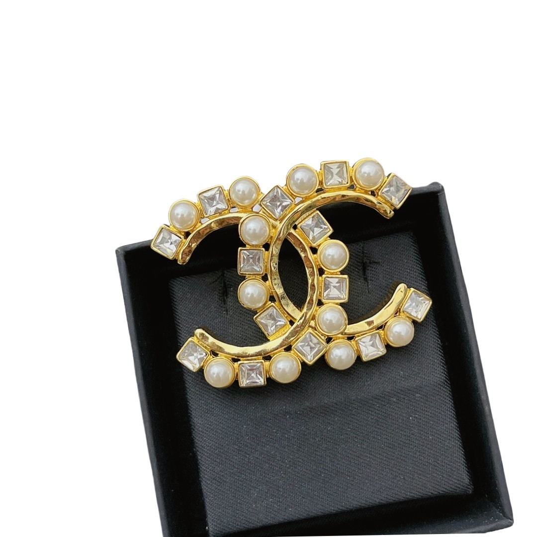 BCB101 Pearls and rhinestone CC logo brooch Pin - ccjewelryacc