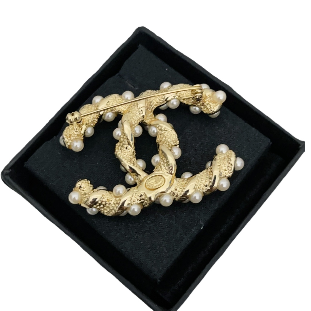 BCB100 Twist metal and pearls CC logo brooch Pin - ccjewelryacc