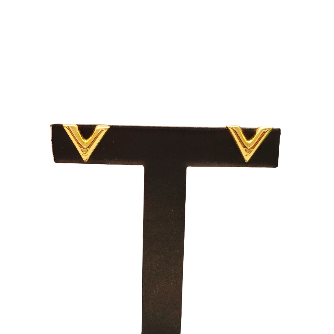 LVE042 Essential VV Stud Earrings - ccjewelryacc