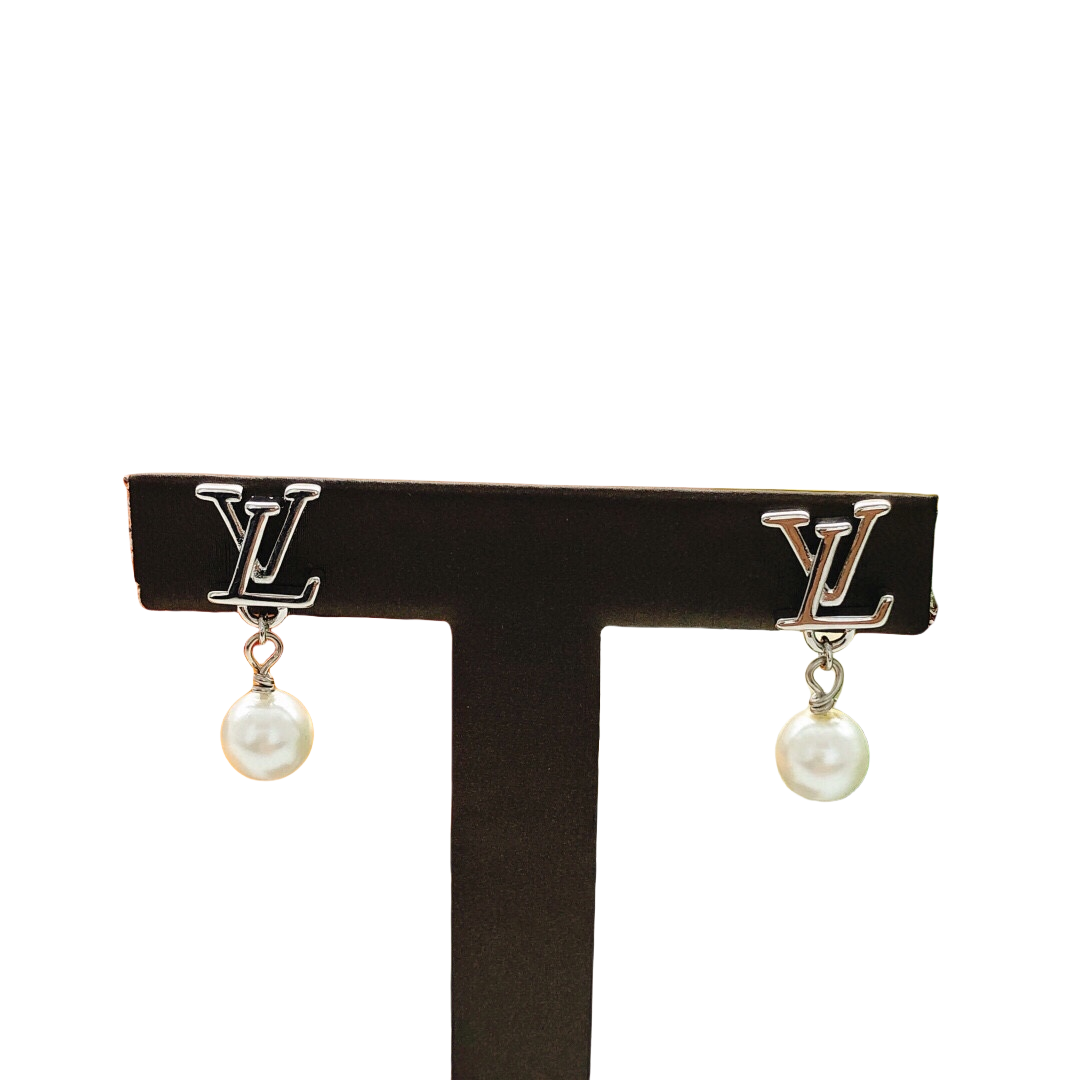 LVE081 Metal vl logo pearl pendant earring - ccjewelryacc