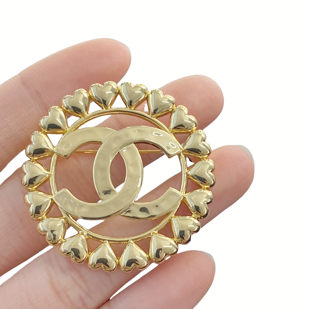 BCB226 Round Heart CC logo brooch pin - ccjewelryacc