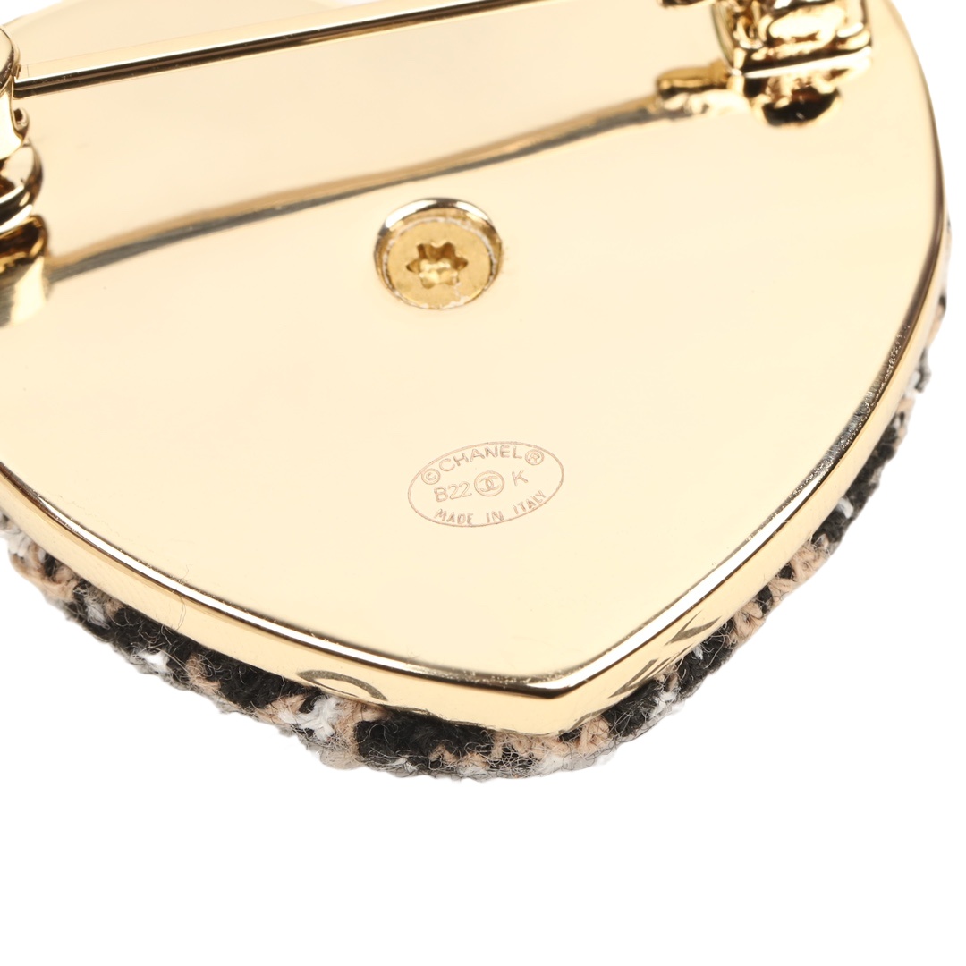 BCB385 Woolen Heart with cc logo brooch pin - ccjewelryacc