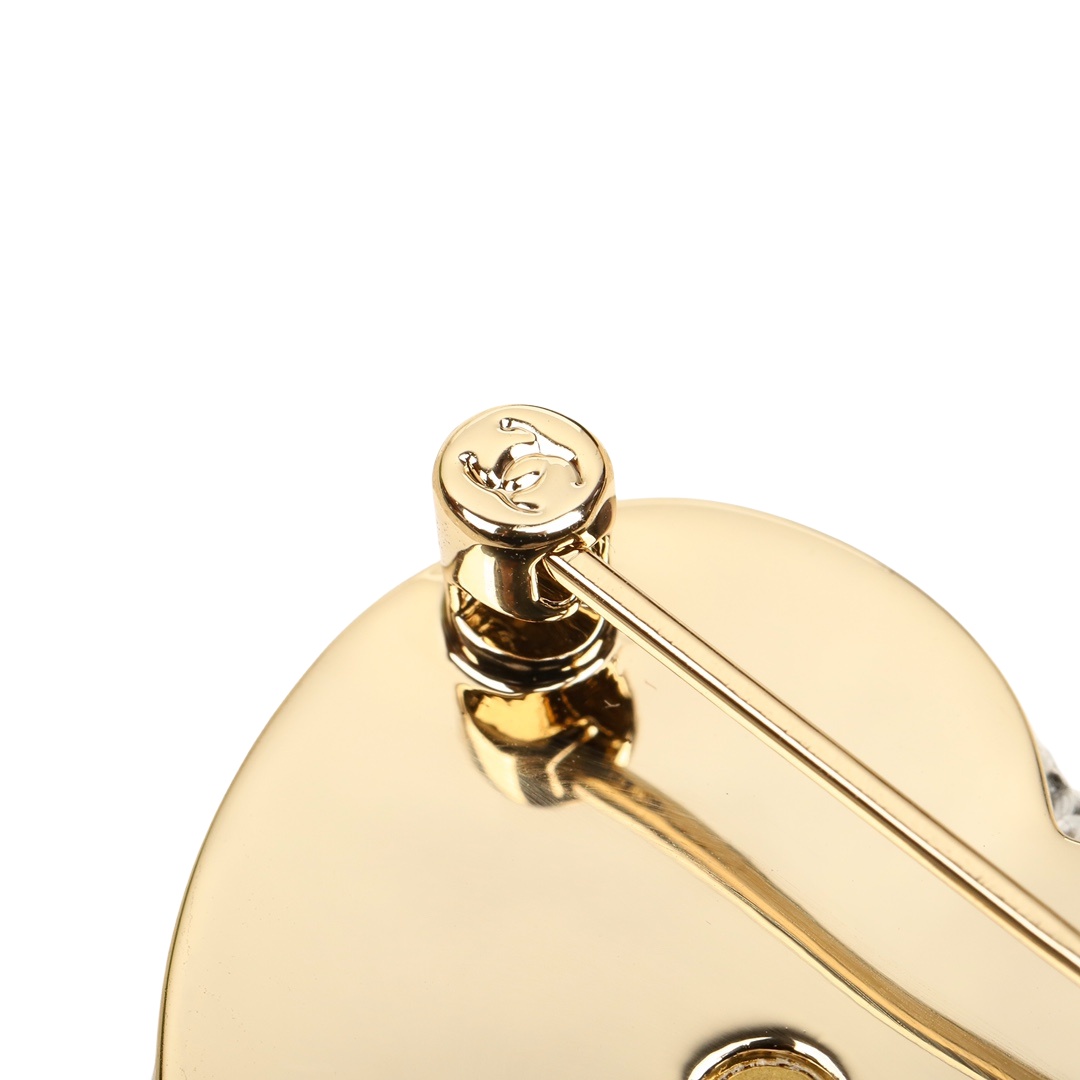 BCB385 Woolen Heart with cc logo brooch pin - ccjewelryacc