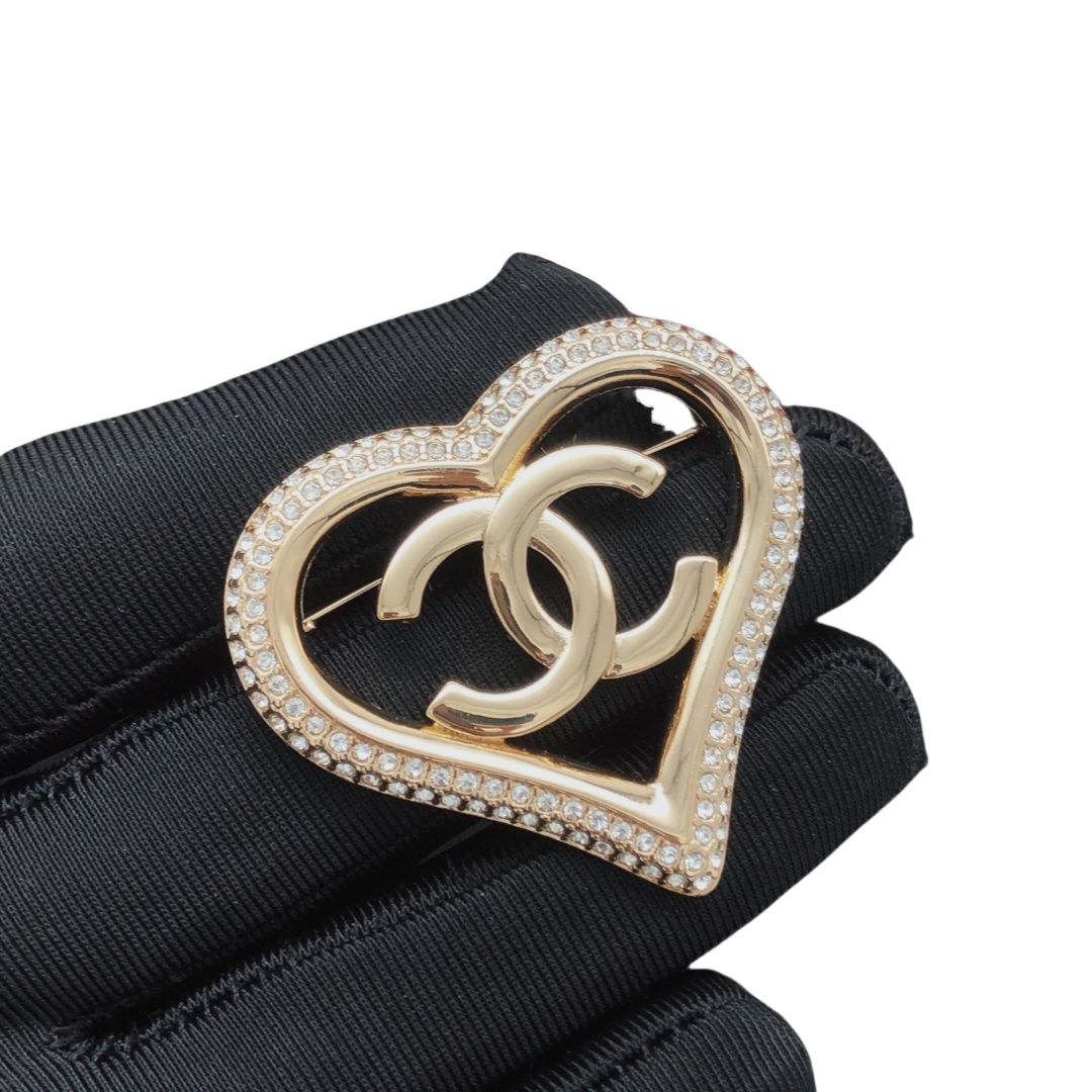 BCB413 Crystal Heart With CC logo brooch pin - ccjewelryacc