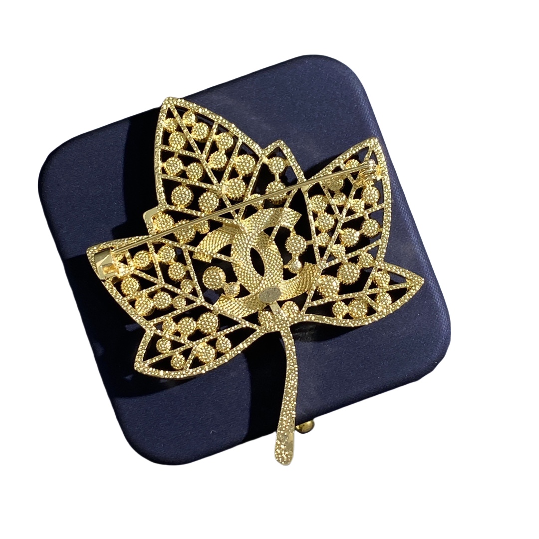 BCB136 Metal crystal pearls Maple leaf with CC logo brooch PIn - ccjewelryacc