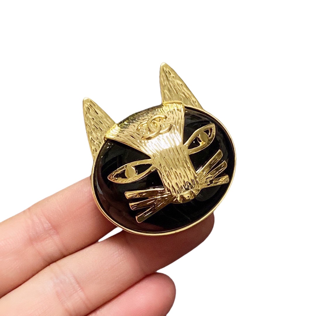 BCB367 Acrylic Cat cc logo brooch pin - ccjewelryacc