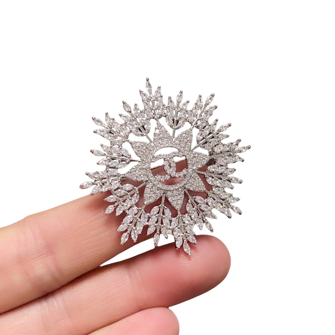BCB370 Full crystal sparkling CC snowflake brooch - ccjewelryacc
