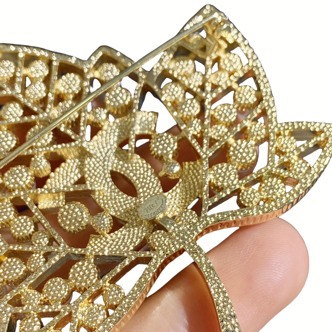 BCB136 Metal crystal pearls Maple leaf with CC logo brooch PIn - ccjewelryacc