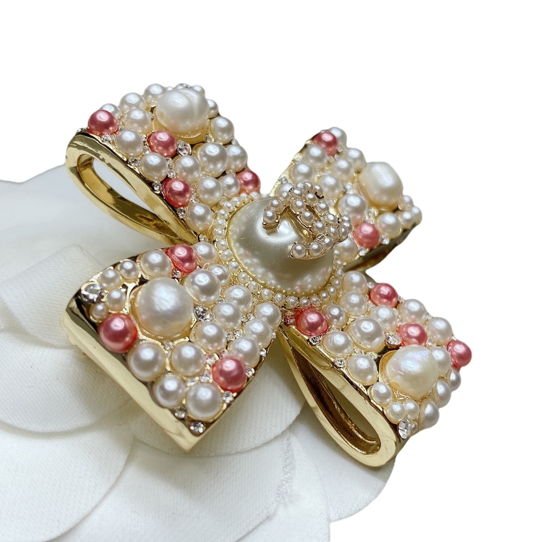 BCB118 Natural fresh water pearl Clover flower with CC logo brooch - ccjewelryacc