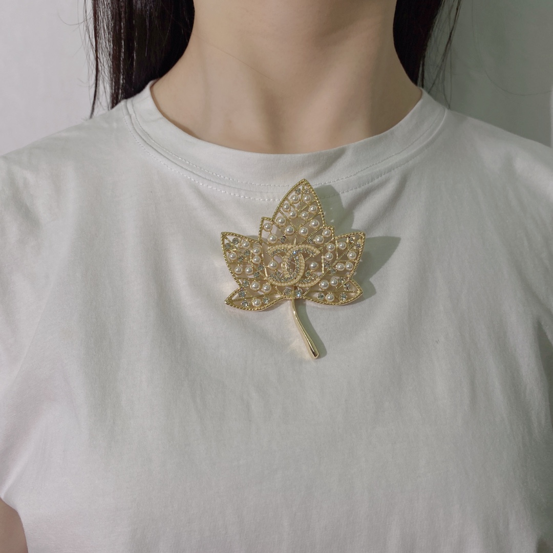 BCB136 Metal crystal pearls Maple leaf with CC logo brooch PIn - ccjewelryacc