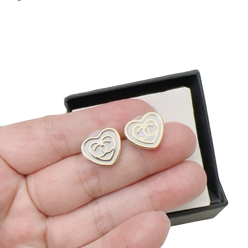 CCE633 24p Pink Heart shaped with cc logo Stud Earring For Women - ccjewelryacc
