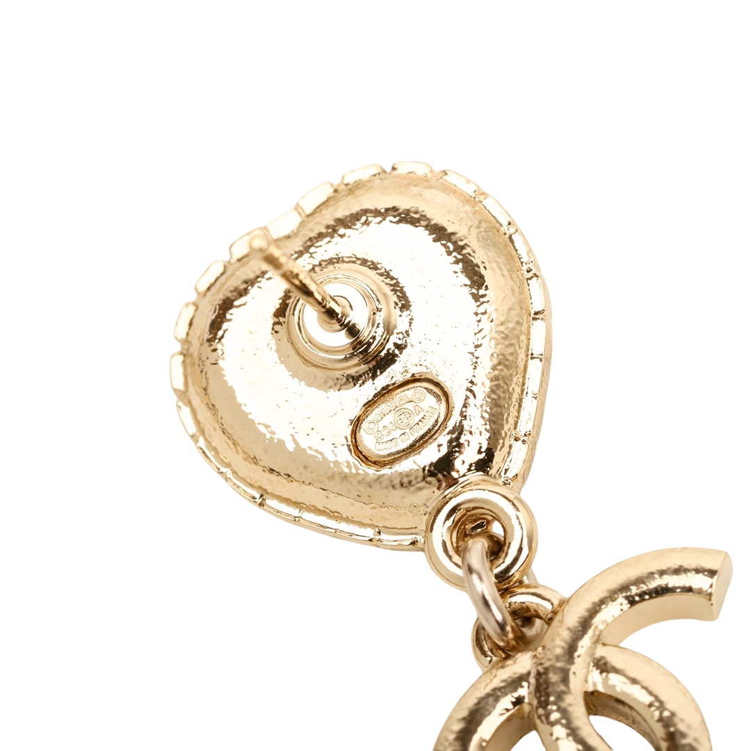 CCE824 24A Mother of pearl with Swarovski crystal heart stud earrings - ccjewelryacc