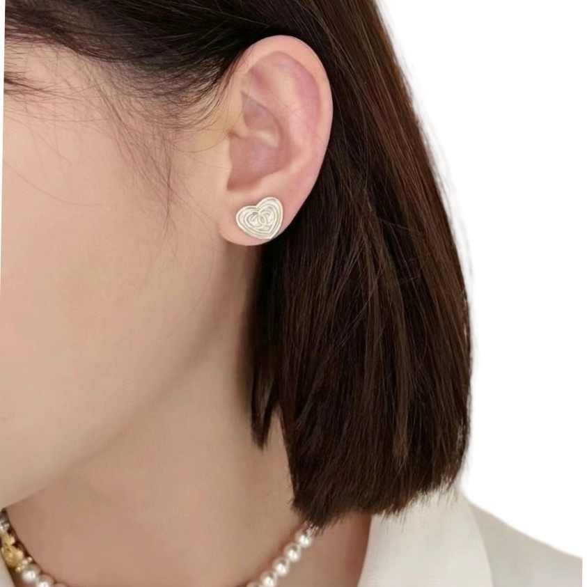 CCE633 24p Pink Heart shaped with cc logo Stud Earring For Women - ccjewelryacc