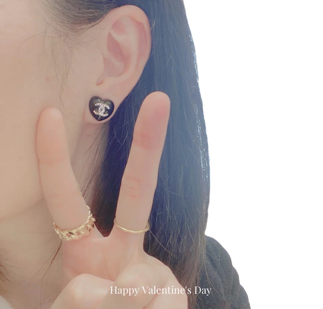 CCE809 Mini Black /white acrylic Heart with crystal cc logo stud earrings - ccjewelryacc