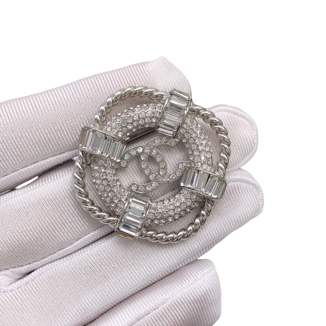 BCB319 Rhinestone rhombus with CC logo brooch in silver - ccjewelryacc