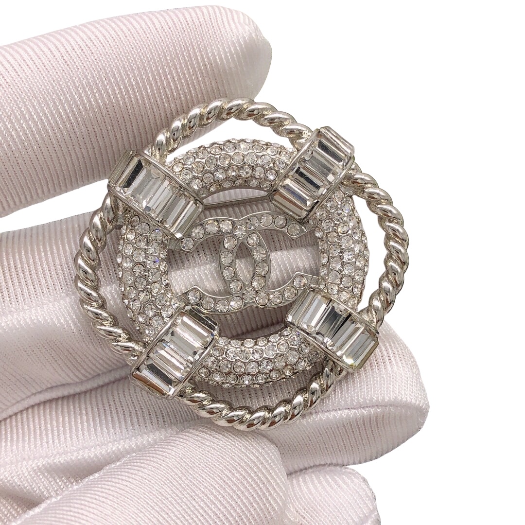 BCB319 Rhinestone rhombus with CC logo brooch in silver - ccjewelryacc