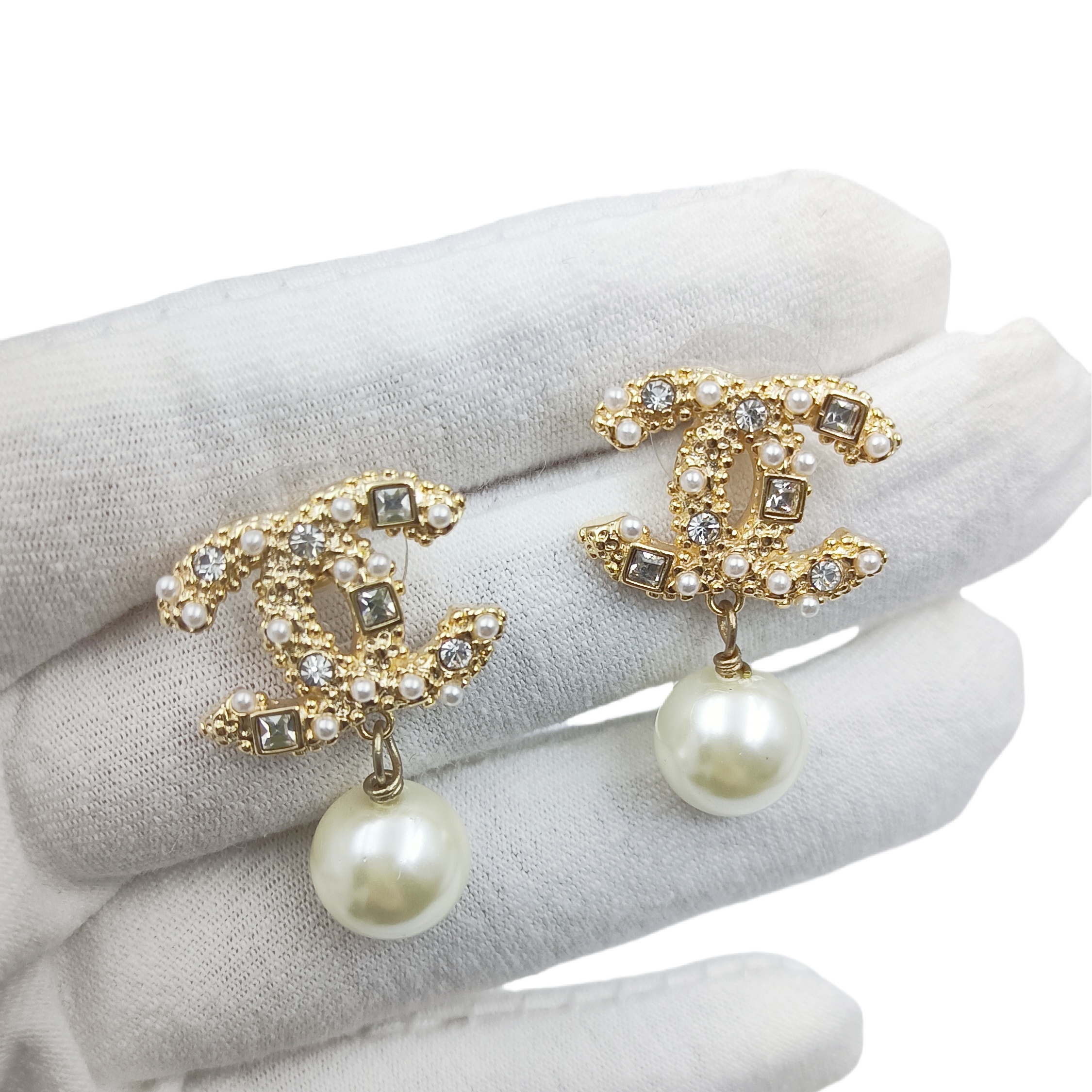 CCE116 Pearl and crystal CC Logo earring - ccjewelryacc