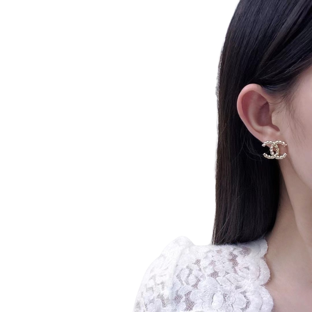 CCE590 24 Twist CC Logo stud earring - ccjewelryacc