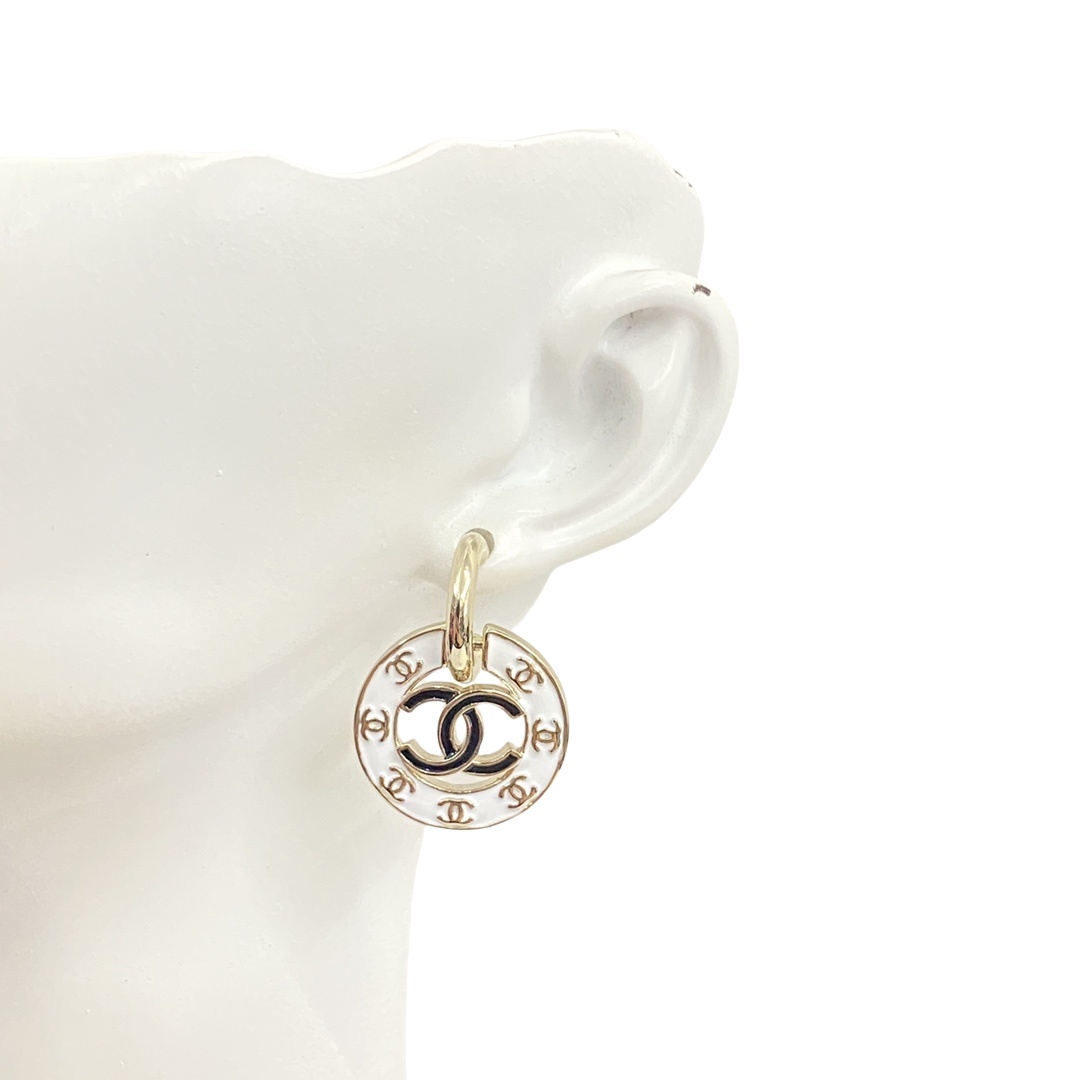 CCE583 24P white and black enamel cc logo earring - ccjewelryacc