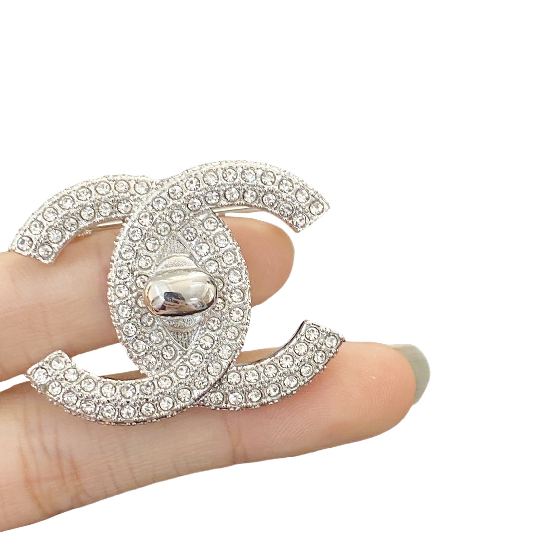 BCB428 22A Full crystal sparkling CC brooch pin - ccjewelryacc