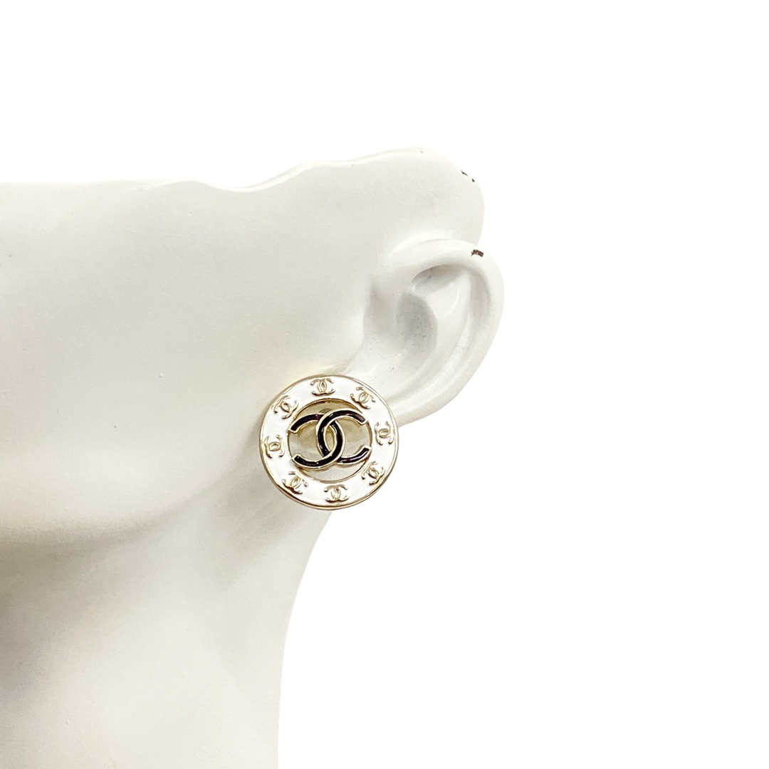 CCE583 24P white and black enamel cc logo earring - ccjewelryacc