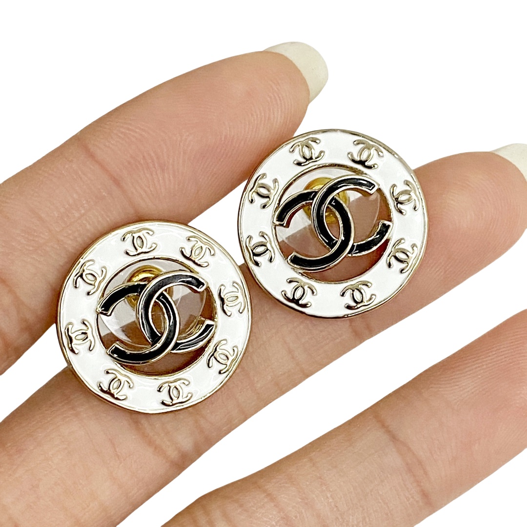 CCE583 24P white and black enamel cc logo earring - ccjewelryacc