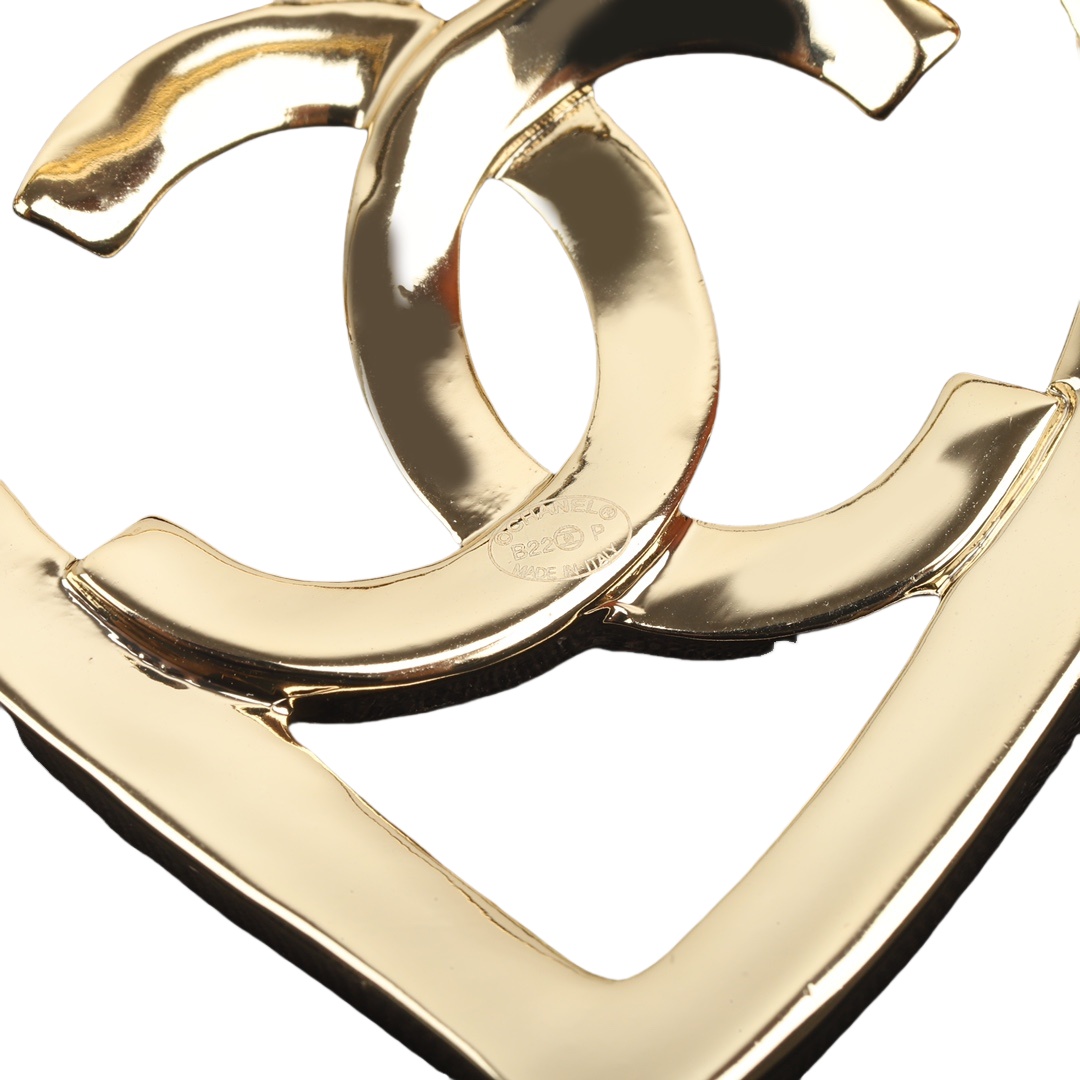 BCB344 Metal hollowed-out heart cc logo brooch pin - ccjewelryacc