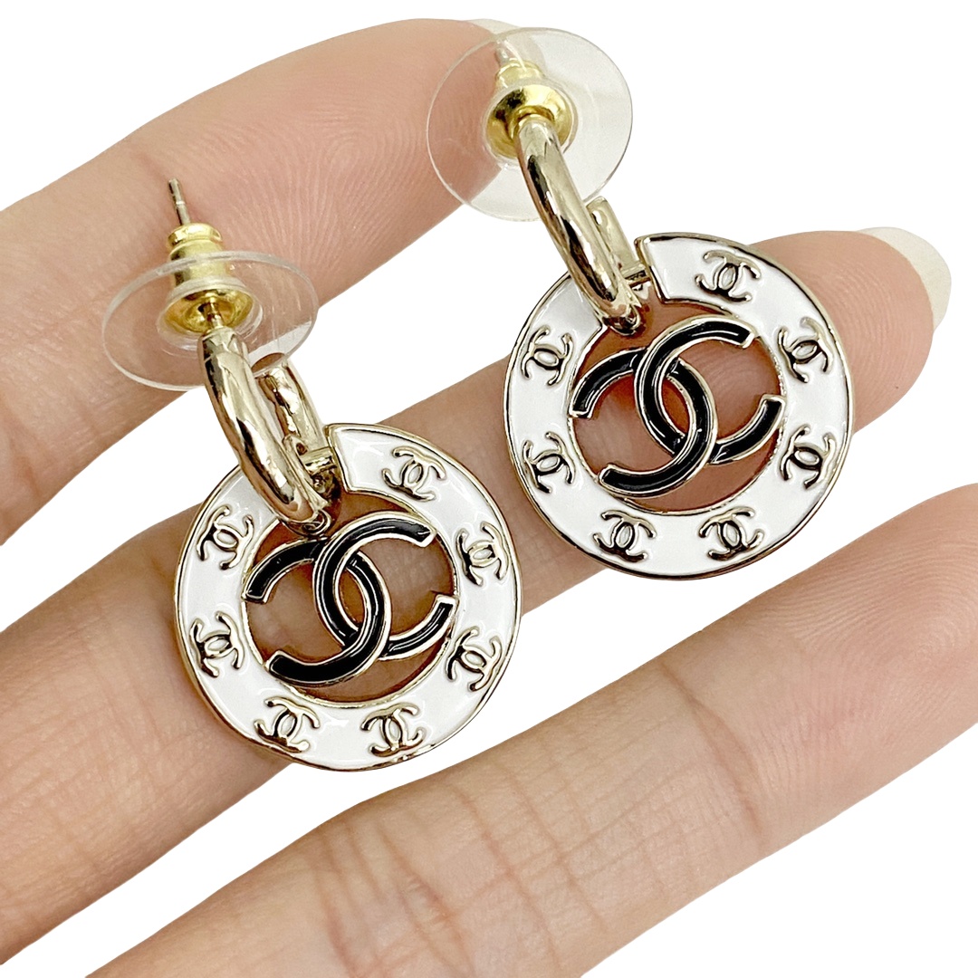 CCE583 24P white and black enamel cc logo earring - ccjewelryacc