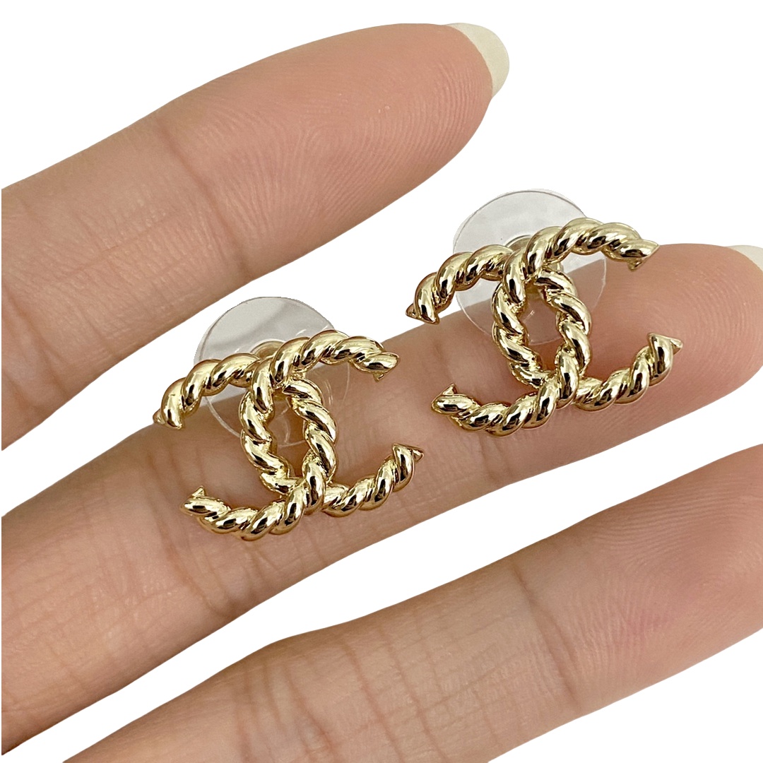 CCE590 24 Twist CC Logo stud earring - ccjewelryacc