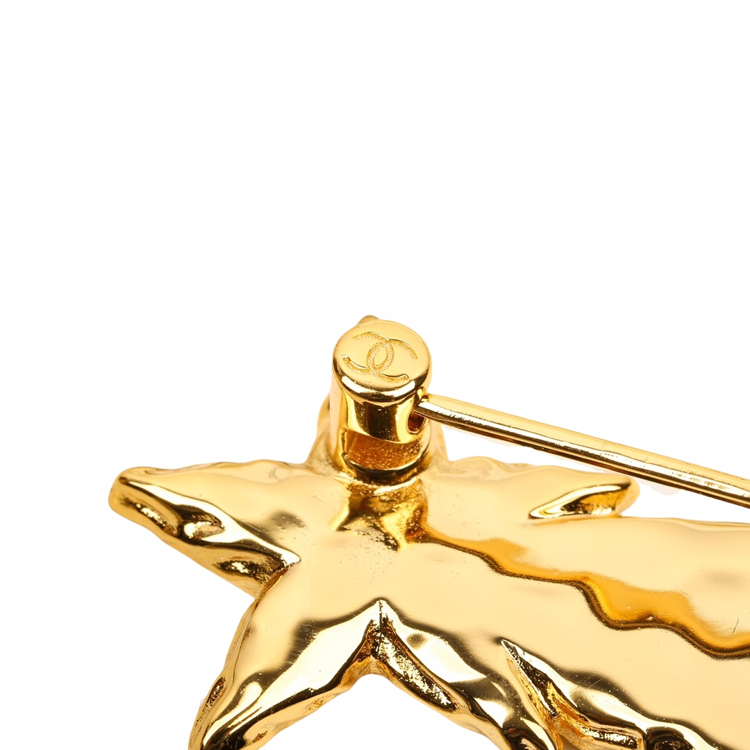 BCB298 24p Embossment and black enamel shooting star with cc logo brooch pin - ccjewelryacc