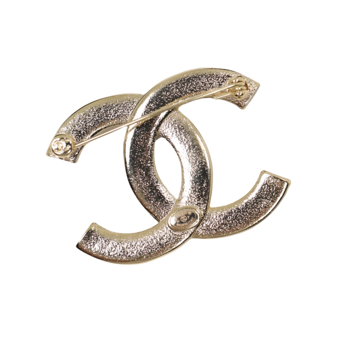 BCB245 24P Metal gold embossment and black enamel CC brooch Pin - ccjewelryacc