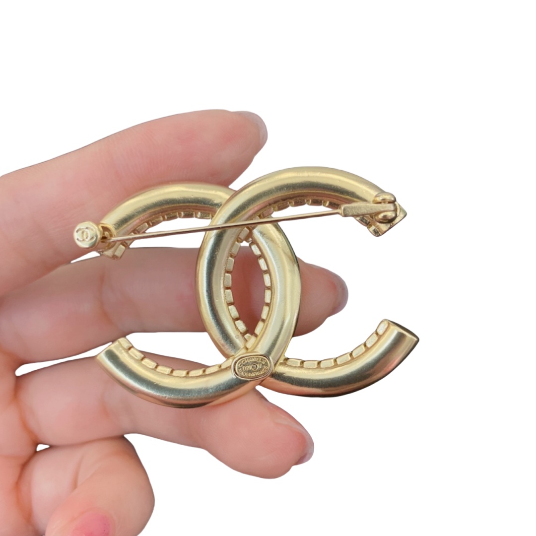 BCB380 Metal CC Logo brooch pin - ccjewelryacc