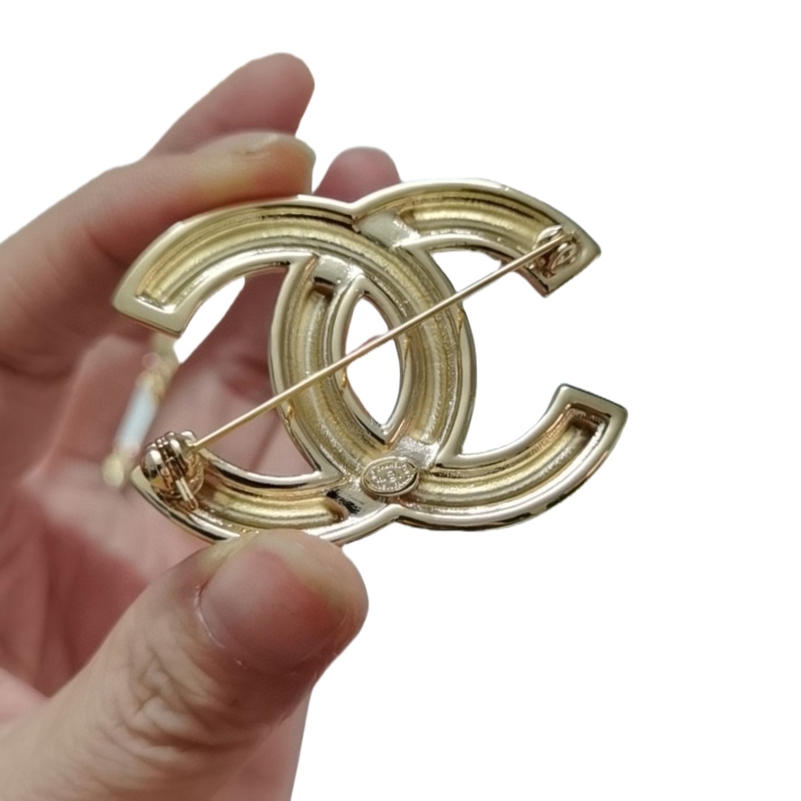 BCB147 Metal cc logo brooch with crystal - ccjewelryacc