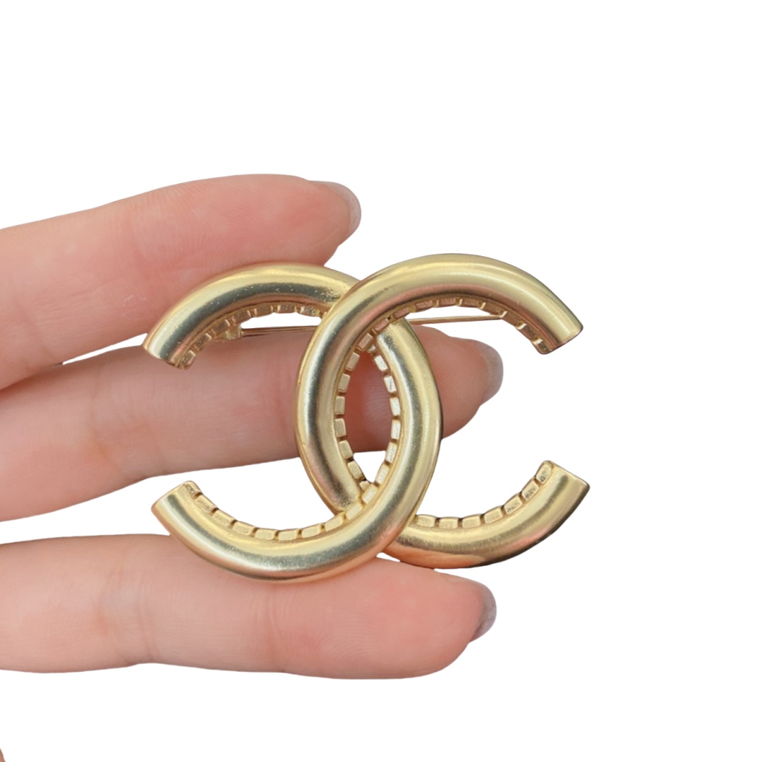BCB380 Metal CC Logo brooch pin - ccjewelryacc