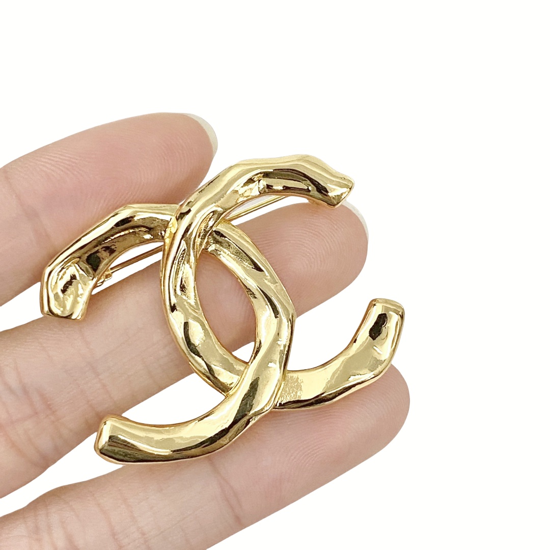 BCB232 Metal Gold irregularity CC logo brooch Pin - ccjewelryacc