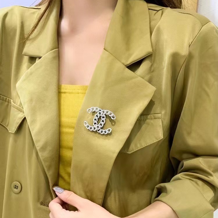 BCB129 Chain CC logo brooch with crystal - ccjewelryacc