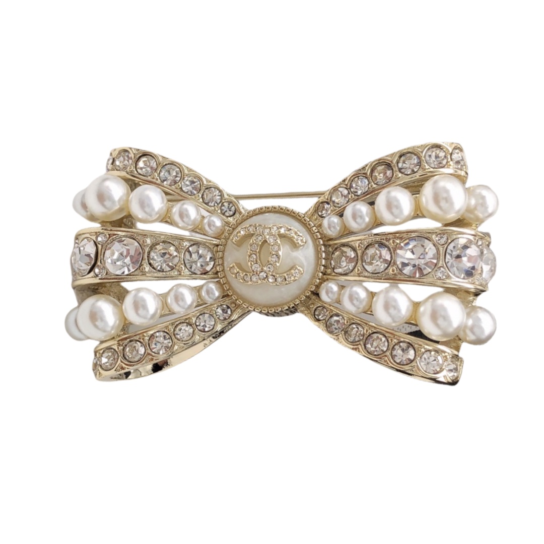 BCB124 Crystal and pearl bow with CC log brooch pin - ccfashionjewelry