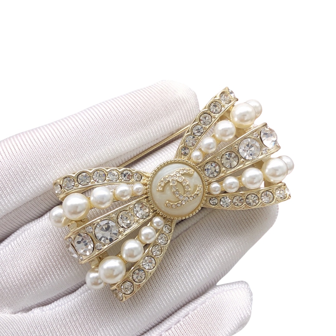 BCB124 Crystal and pearl bow with CC log brooch pin - ccjewelryacc