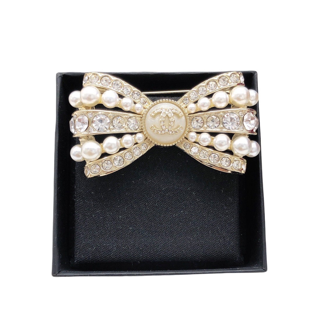BCB124 Crystal and pearl bow with CC log brooch pin - ccfashionjewelry