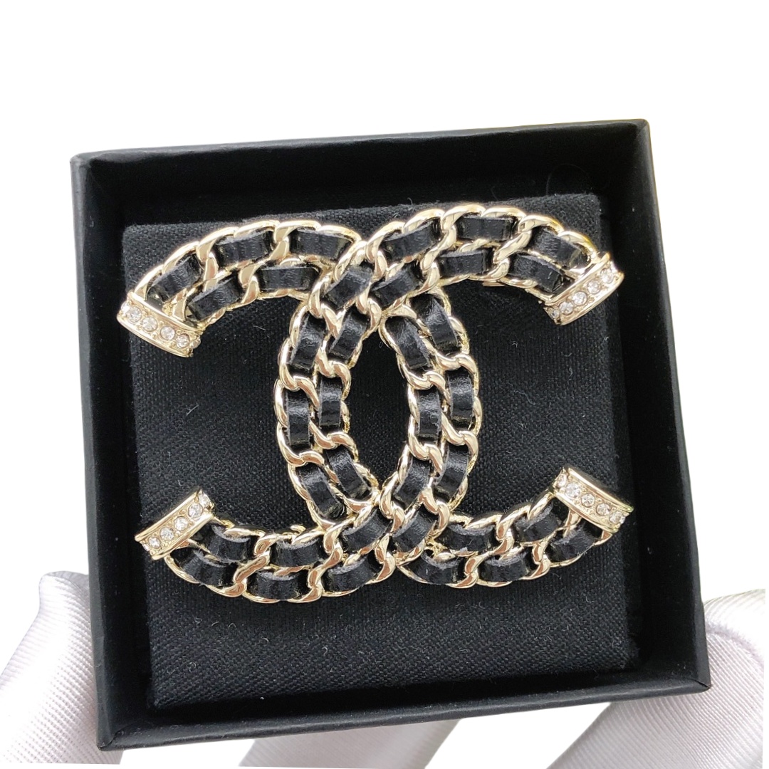 BCB035 metal leater cc logo brooch pin - ccjewelryacc