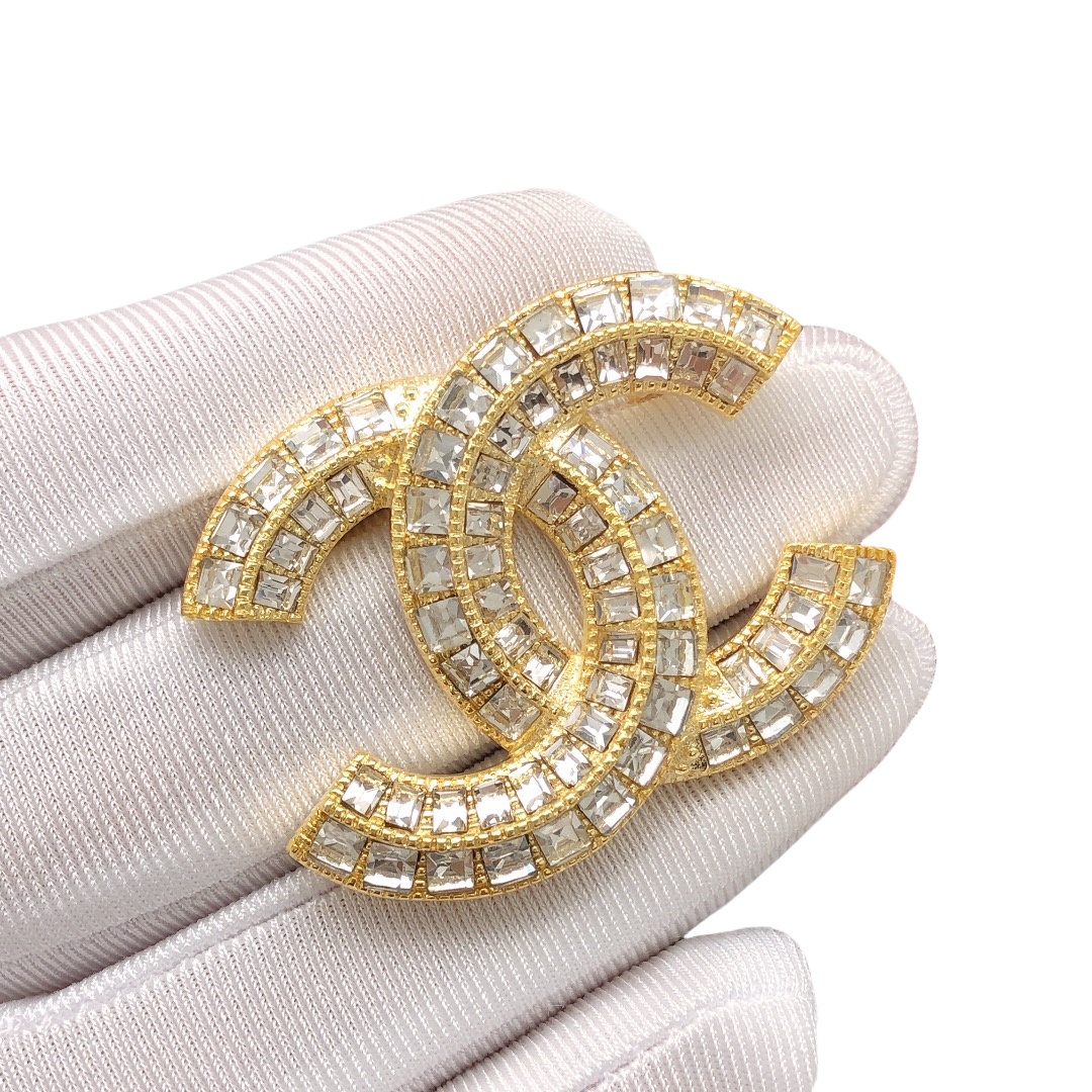 BCB482 Metal crystal diamond cc logo brooch pin - ccjewelryacc
