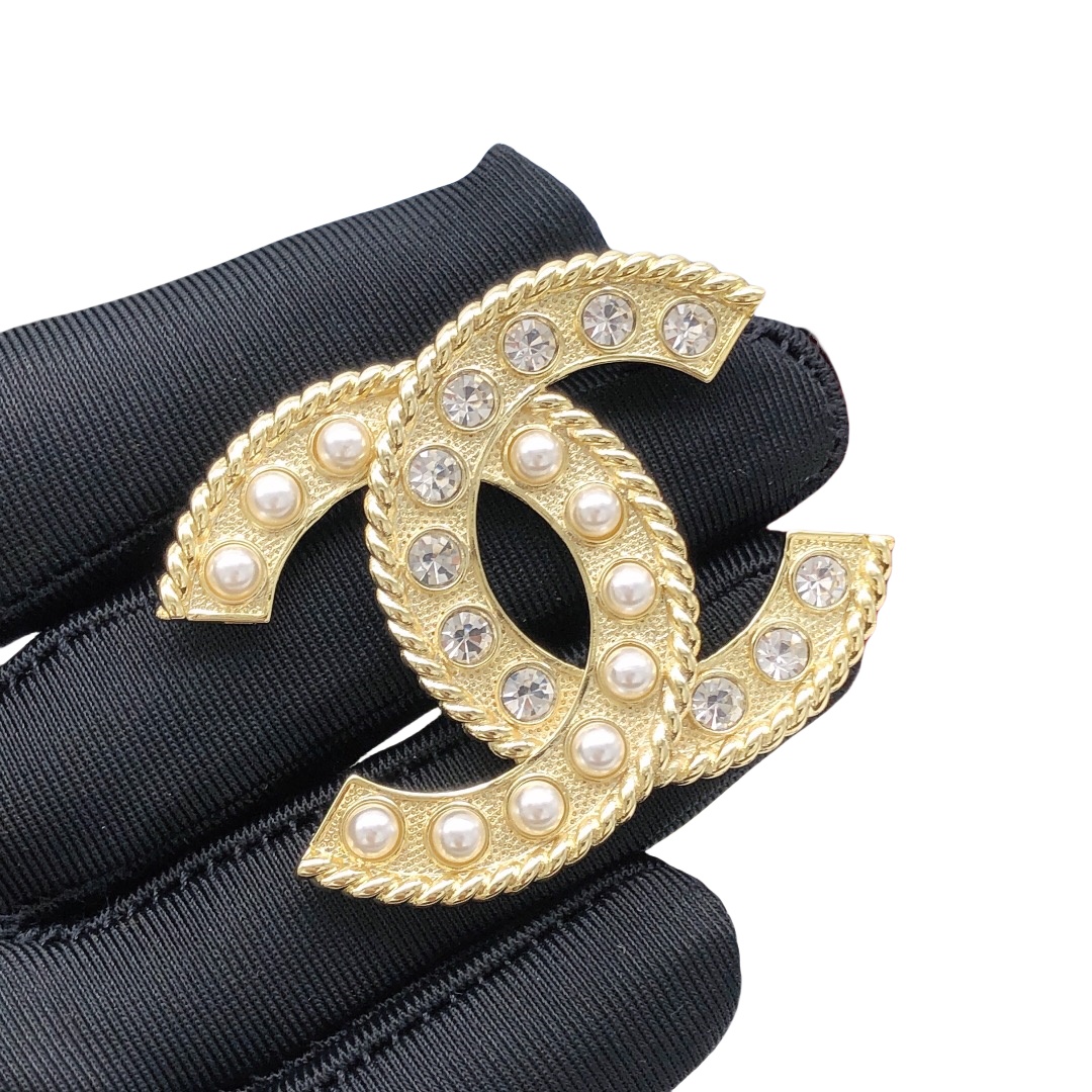 BCB026 Pearl and crystal CC brooch - ccjewelryacc