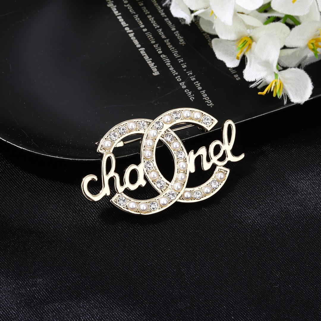 BCB481 Metal crystal and pearl letters cc logo brooch pin - ccjewelryacc